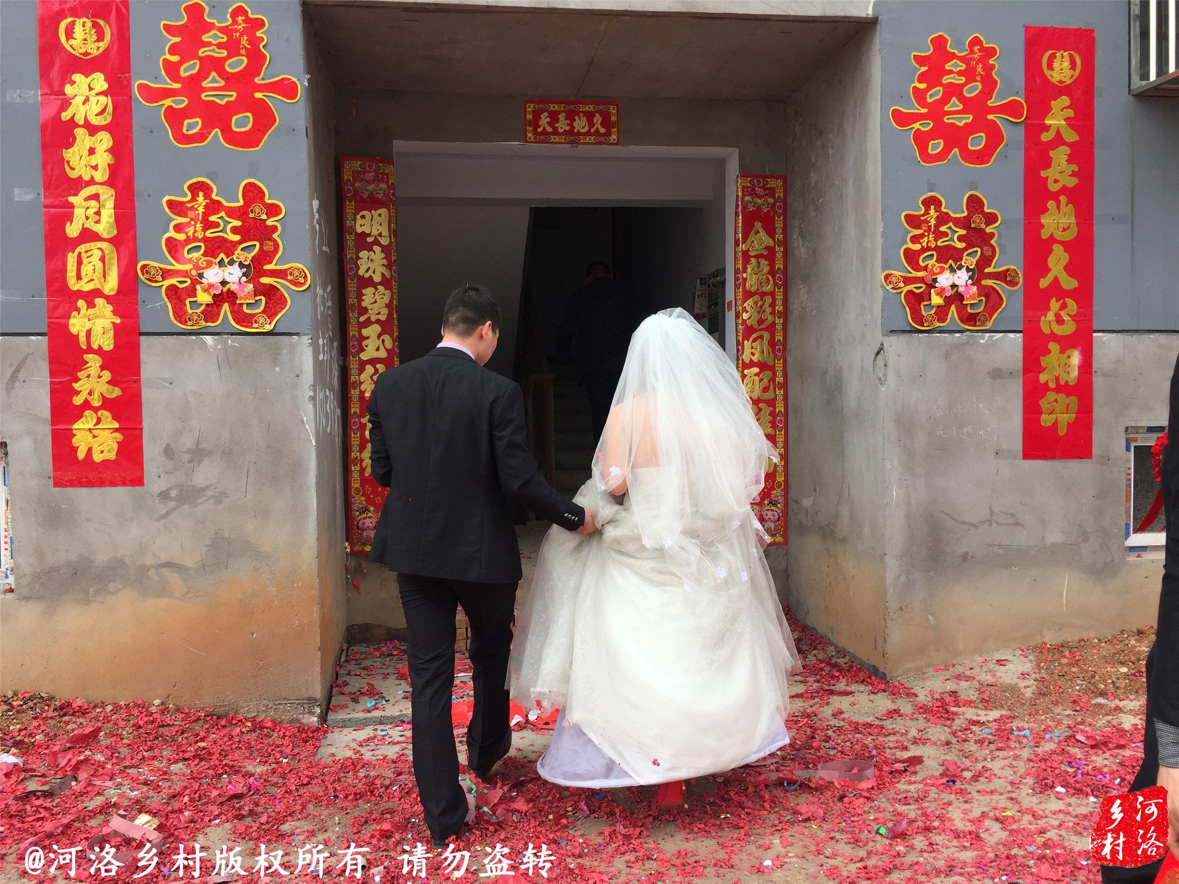 河南老人拦婚车要钱现象的背后