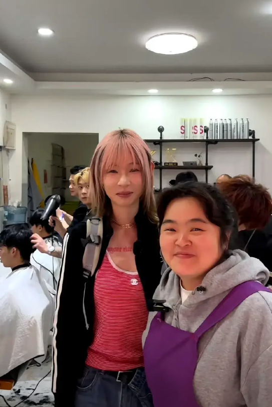 理发师晓华的困境，店面亏损的挑战与应对