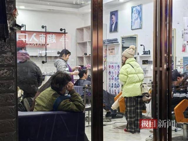 理发师晓华的困境，店面亏损的挑战与应对
