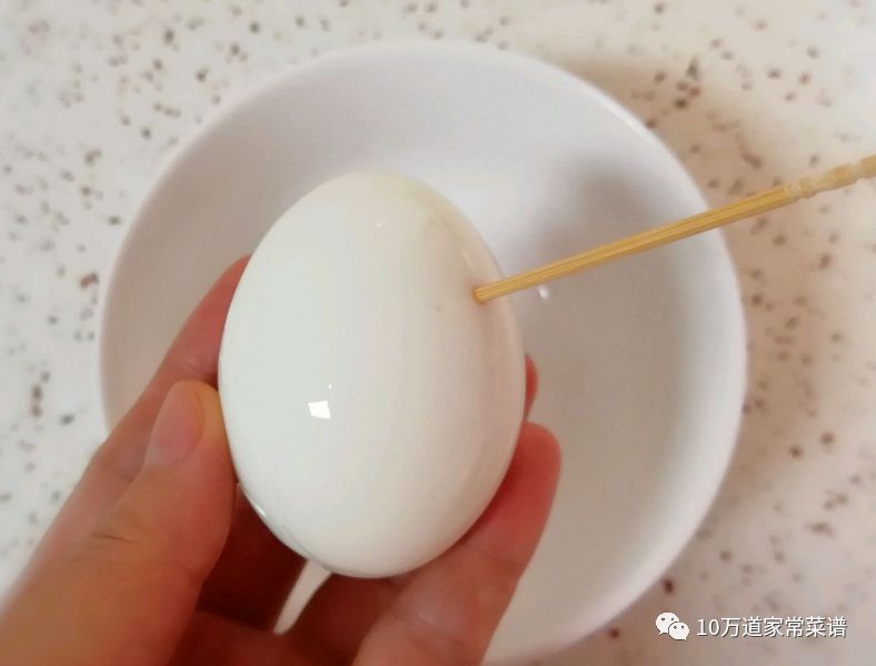 女子1分钟剥130个煮鸡蛋，速度与效率的完美融合
