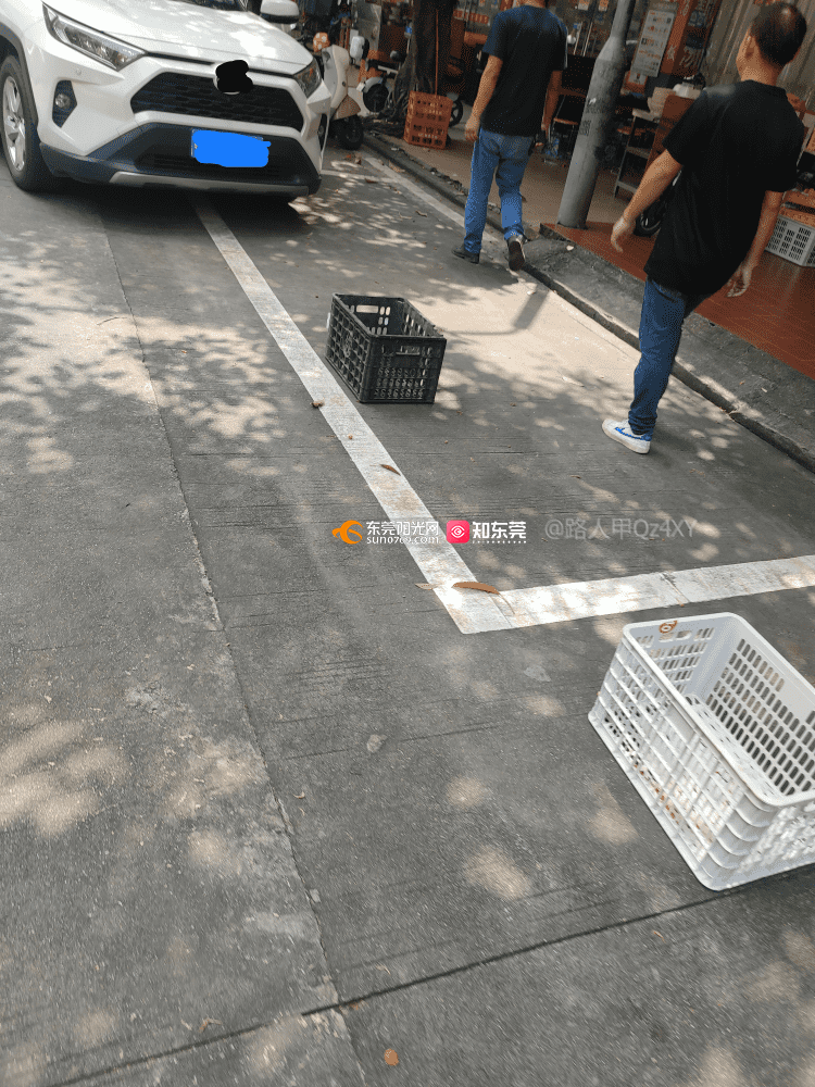 商家用篮筐私占车位，乱象背后的利益与治理之道