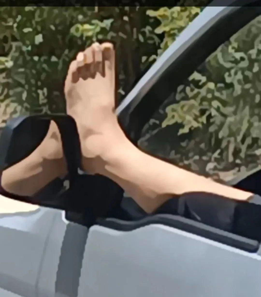 司机把脚伸窗外开车，安全驾驶需警醒