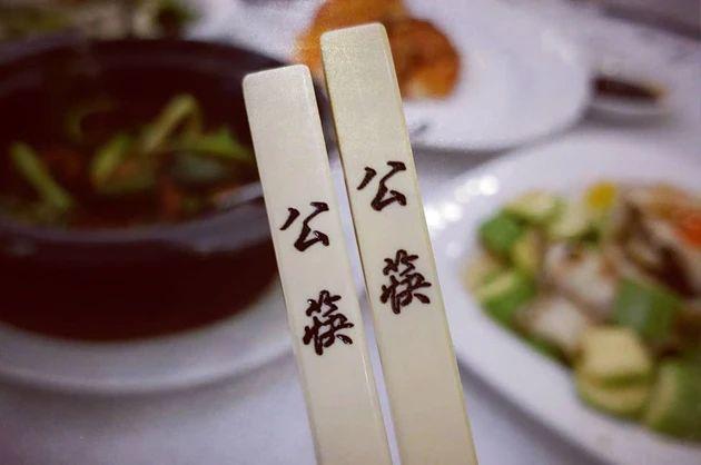 公筷试吃咸菜后插回，餐桌上的新风尚与文明用餐的呼唤