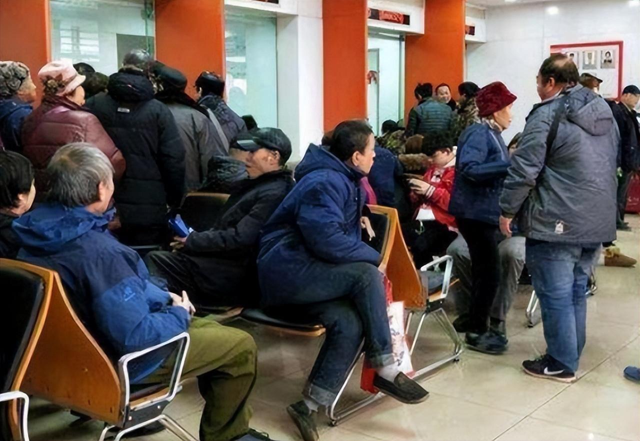 老人排队刷卡乘坐公交车，城市生活的温馨缩影