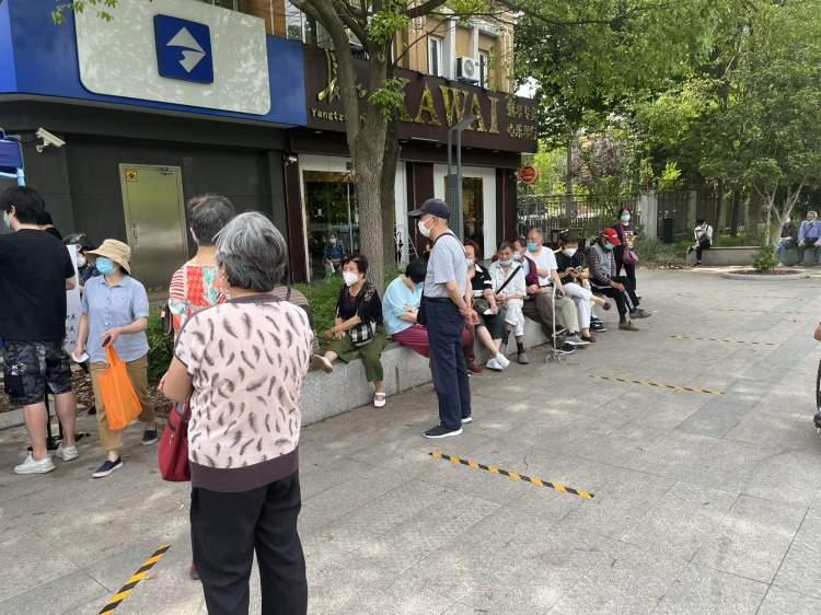 老人排队刷卡乘坐公交车，城市生活的温馨缩影