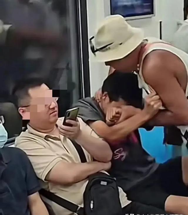 刷老人卡地铁被罚款现象解析