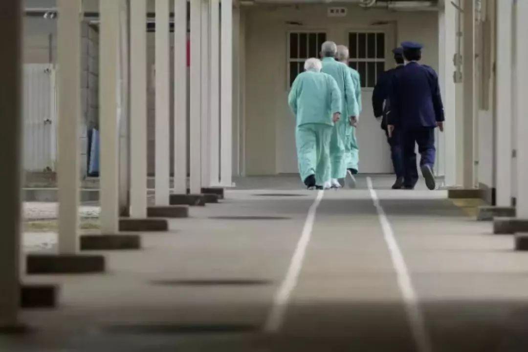 日本老人争相入牢，背后的社会现象与思考