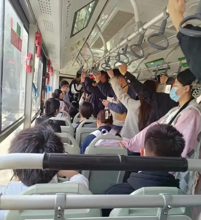 大妈走路突然转身撞到男子获赔7万，一起意外事件引发的深思