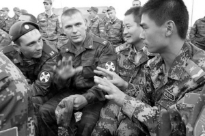 中国士兵与俄罗斯士兵，东西方军事力量的交汇