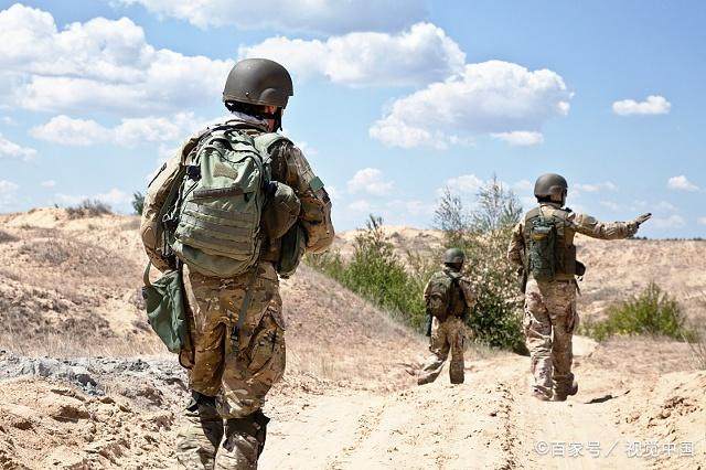 中国士兵与俄罗斯士兵，东西方军事力量的交汇