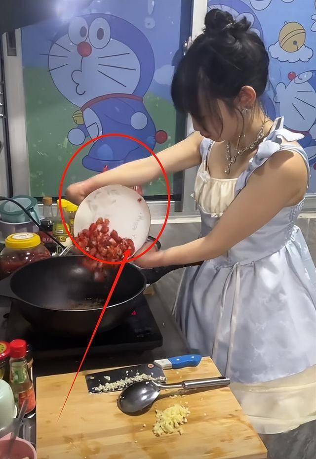 逆境中的璀璨，00后无手女子顺利产女的励志故事