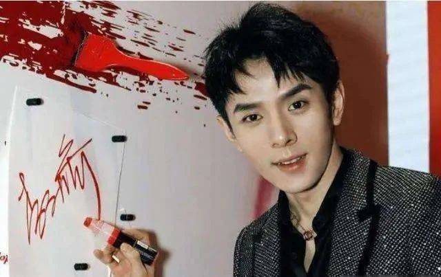 李佳琦与娘标签的反转魅力