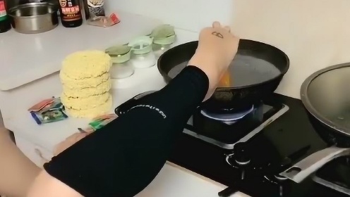 无手女孩做饭视频，挑战与坚持的力量