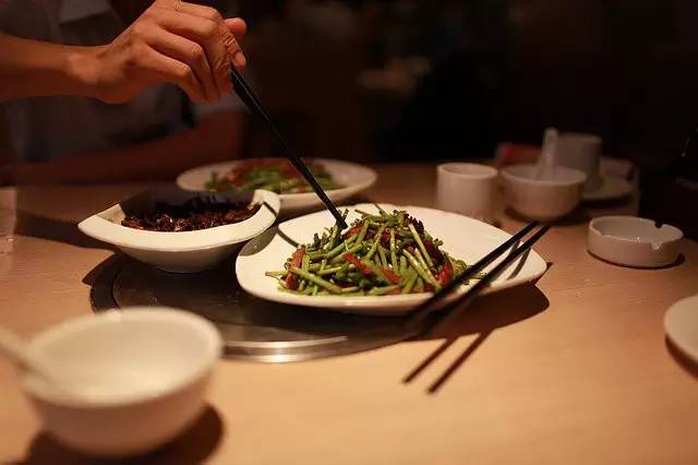 吃咸菜扔筷子的背后，一种现象的多角度解读