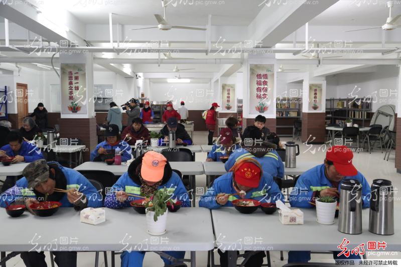 荣昌，机关食堂开放，环卫园林工人共享温暖餐食