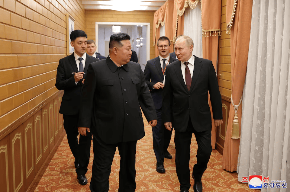普京与多位朝鲜将军握手拥抱，两国军事关系的深度解读