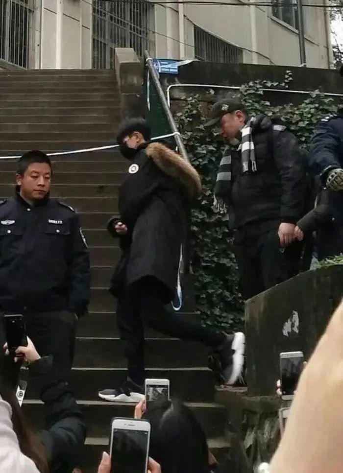 明星被粉丝围堵的感觉，一种独特的体验