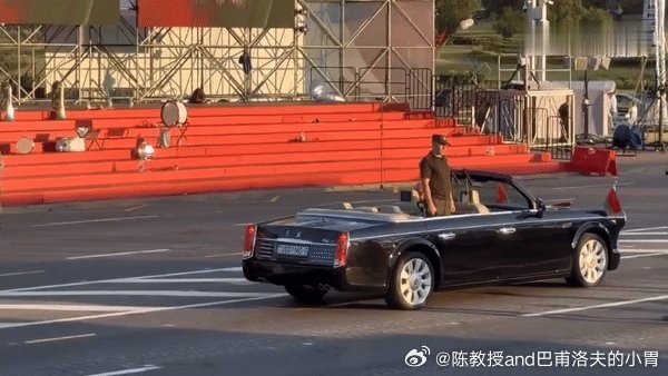 中国红旗敞篷车亮相白俄罗斯，一瞥未来的豪华与力量