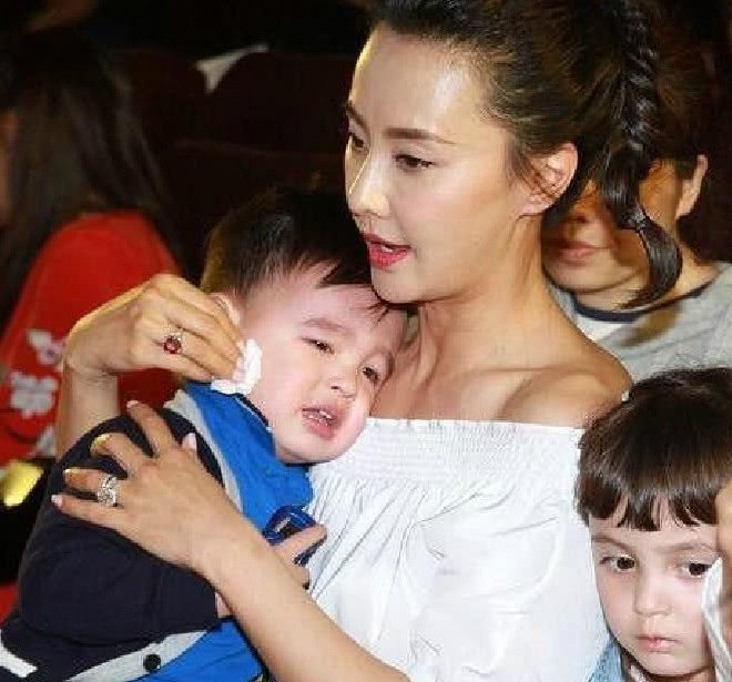 一线女星被曝国外有私生子，深度解读与反思