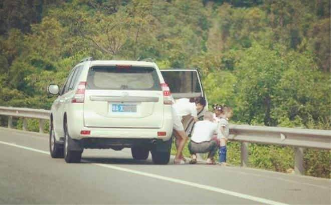 女子高速公路随地大小便，背后的真相与反思