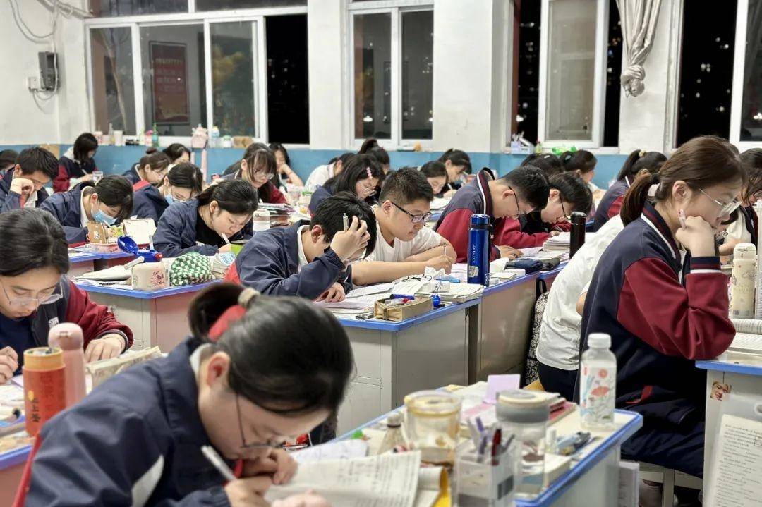 张雪峰谈高考700分与700万之选——人生的十字路口