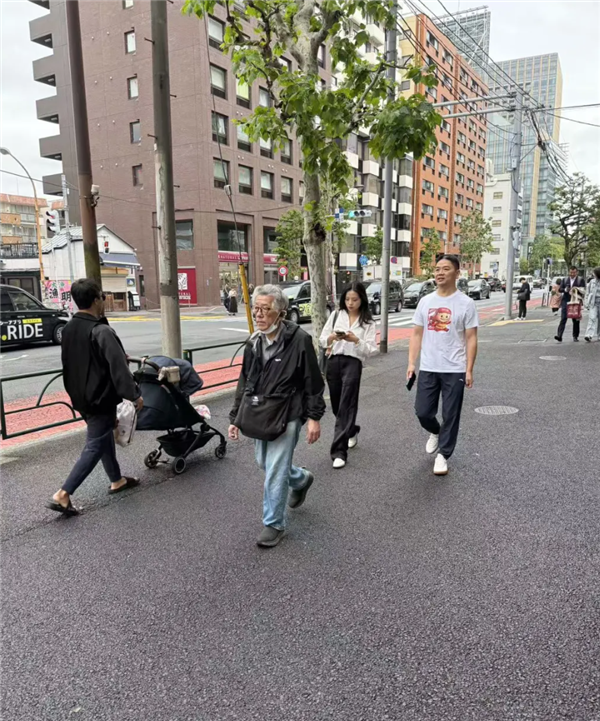 刘强东在日本穿猪猪侠衣服被偶遇，背后的故事引人热议