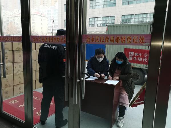 多地结婚登记预约火爆，一场爱的狂欢盛宴