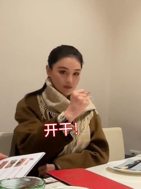 张馨予吃饭遭遇意外，水管炸裂引发关注热议