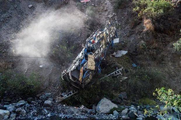 巴士坠崖致22人死亡事件深度解析
