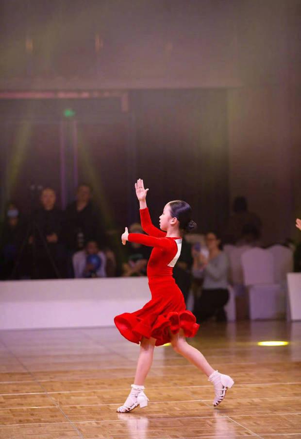 孙俪女儿拉丁舞英国夺冠，舞坛新星耀全球