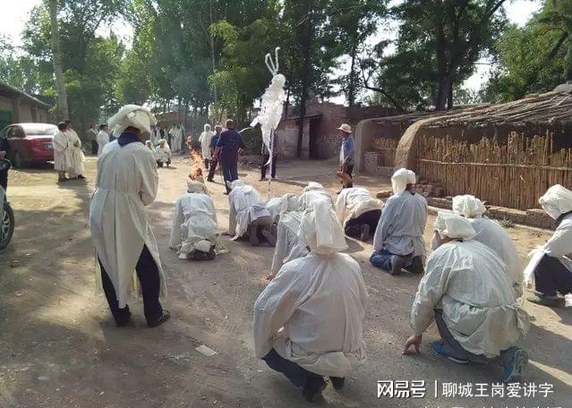 有人穿警察字样雨衣参与丧事，背后的真相究竟如何？