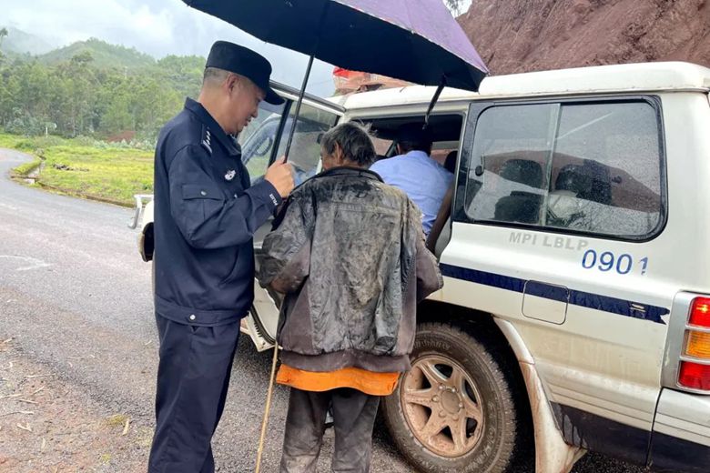 有人穿警察字样雨衣参与丧事，背后的真相究竟如何？