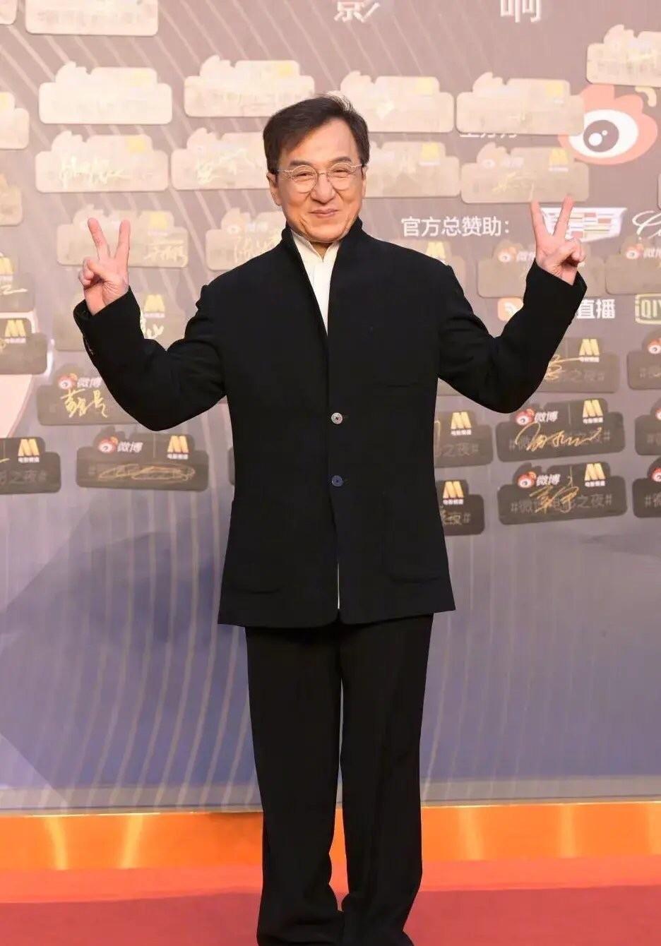 71岁成龙头发花白戴老花镜的他，依然闪耀人生舞台