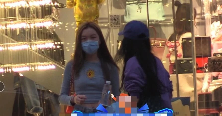 王菲女儿李嫣罕见露面，星二代成长引人瞩目