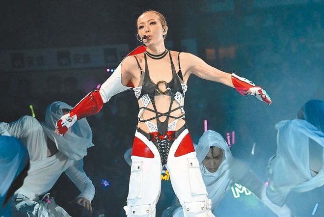 郑秀文演唱会秀腹肌，腹肌女神的震撼魅力之夜