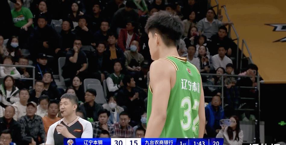 马龙一家四口观战CBA总决赛，热血篮球与家庭的共鸣