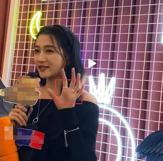 关晓彤左手无名指上的戒指之谜