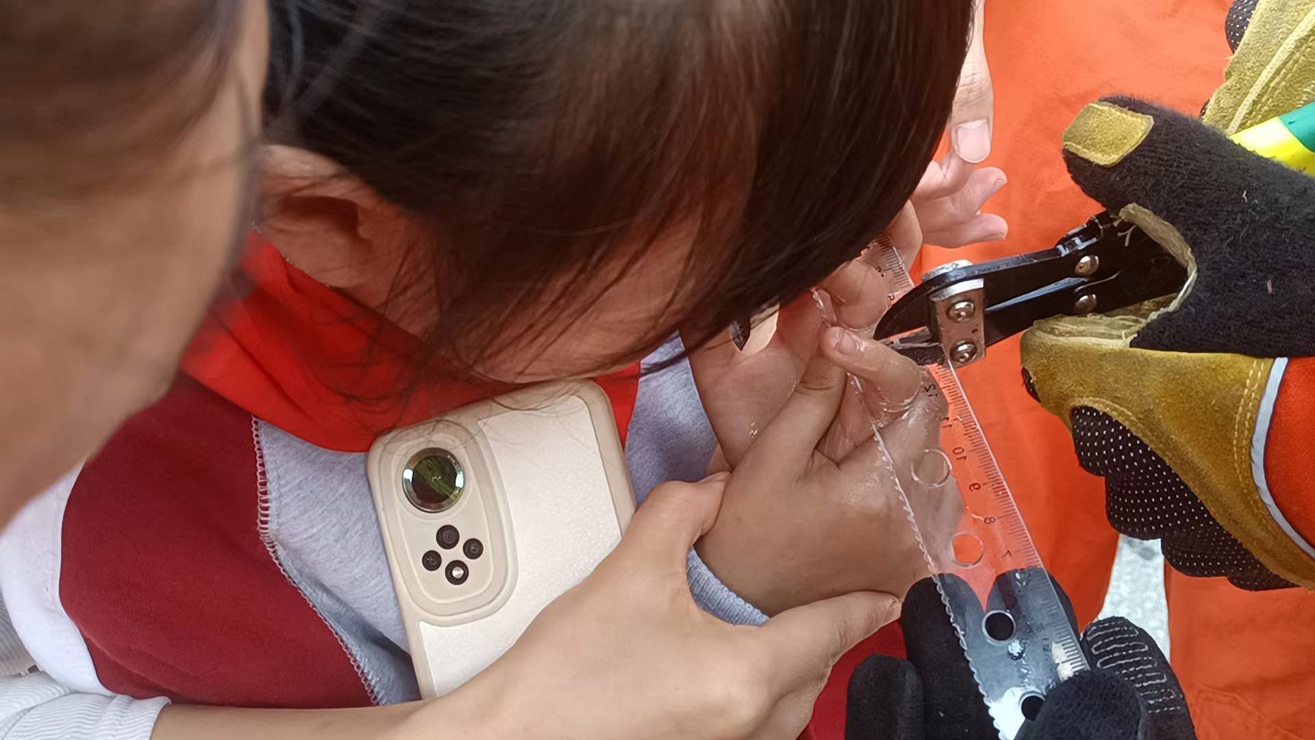 三角尺的尴尬遭遇，嘴中被卡的惊险瞬间