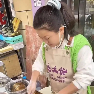 央视冠军歌手回老家摆摊照顾父亲，音乐与亲情的双重奏
