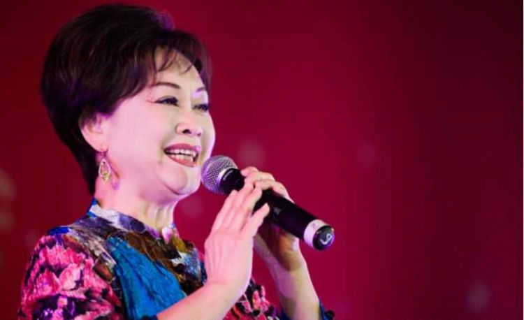 央视冠军歌手回老家摆摊照顾父亲，音乐与亲情的双重奏