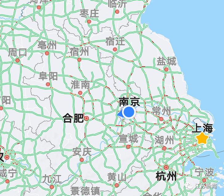桥下躲冰雹致堵车