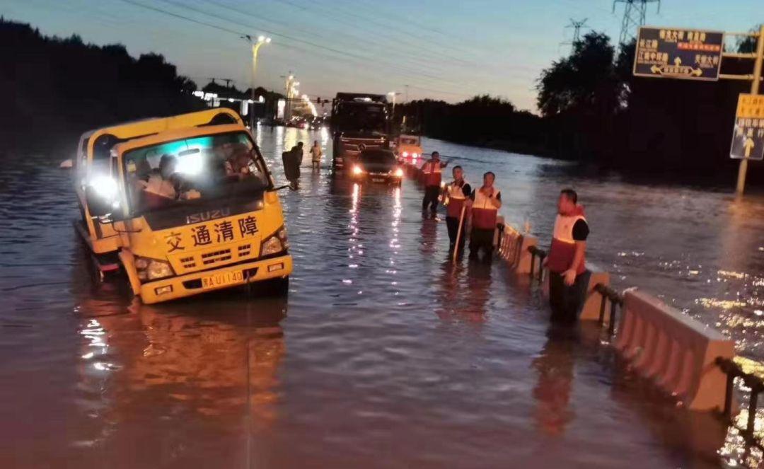 桥下躲冰雹致堵车