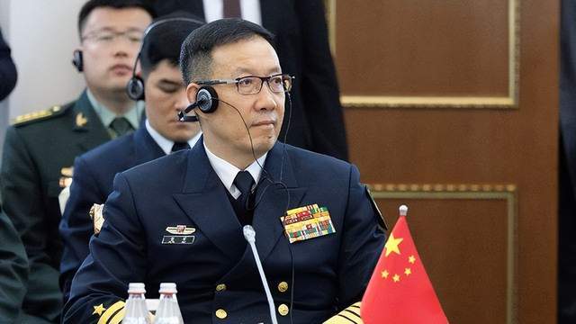 网友在德国拍到中国防长董军，国际交流与军事力量的展现