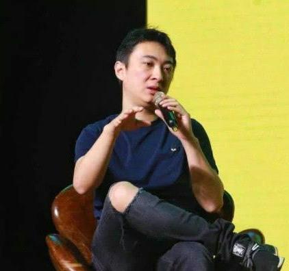 单依纯在歌手发布会上的微妙瞬间，瞌睡之美人的独特魅力