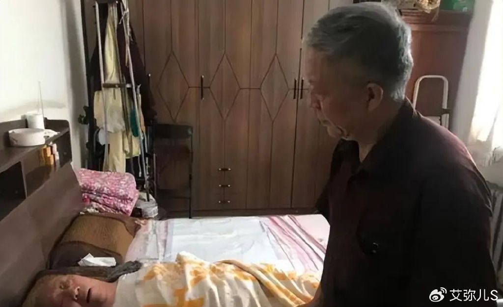 评论员谈病重老人在银行取钱时去世，深思与启示