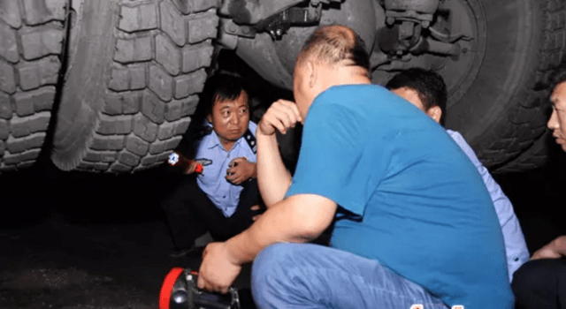 躲查酒驾钻警车车底——一场荒诞的闹剧