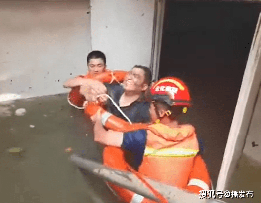 山东救人小伙收到补考通知激动哽咽，背后的故事令人动容