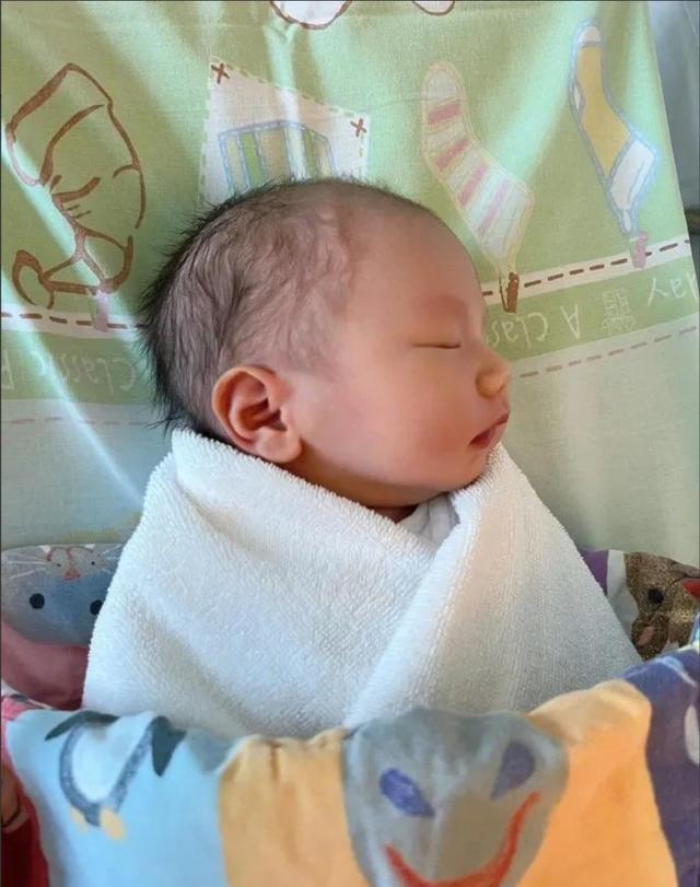 张檬晒儿子正面照，温馨瞬间引发热议