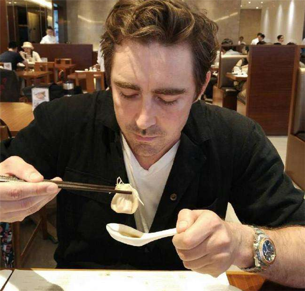 外国人首次尝试英餐，破防的美食探险之旅