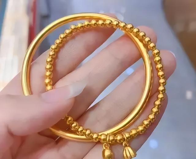 女子用豪华黄金手捧花做陪嫁，金碧辉煌的爱情见证